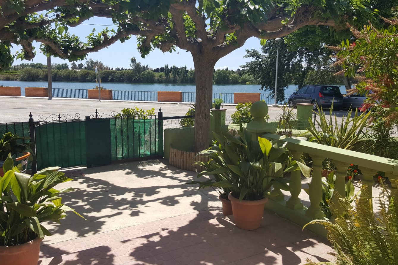 Casa Vora Riu en Deltebre, al costat del riu Ebre Casa Vora Riu en Deltebre, junto al río Ebre