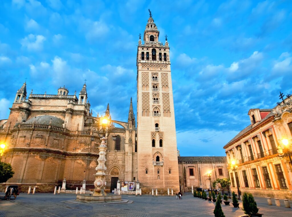 VON 29 VON OKTOBER BIS 1 DE NOVIEMBRE
Sevilla es cultura, historisches Erbe und Gastronomie.
Kleine charmante Ecken, die größte Kathedrale in ganz Spanien, unzählige Denkmäler an den Ufern des Guadalquivir und eine erstaunliche Geschichte, die auf jeder seiner vier Seiten atmen kann. WIR WERDEN NACH SEVILLA!