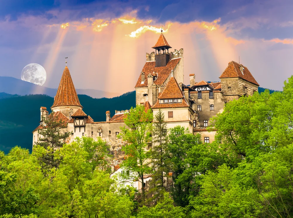 VON 7 AL 13 DES JULIS
Wenn Sie an Rumänien denken, was kommt Ihnen als erstes in den Sinn?? Siebenbürgen und Graf Dracula? Rumänien ist viel mehr, und es ist, dass es für viele eine große Unbekannte ist, aber es ist ein Land mit wunderbaren Landschaften, Schlösser, Tradition und Moderne schaffen ein besonderes Gefühl und in diesem Rundkurs ist das wie im Märchen, Wir werden die repräsentativsten Orte Rumäniens kennenlernen. Wir gehen!