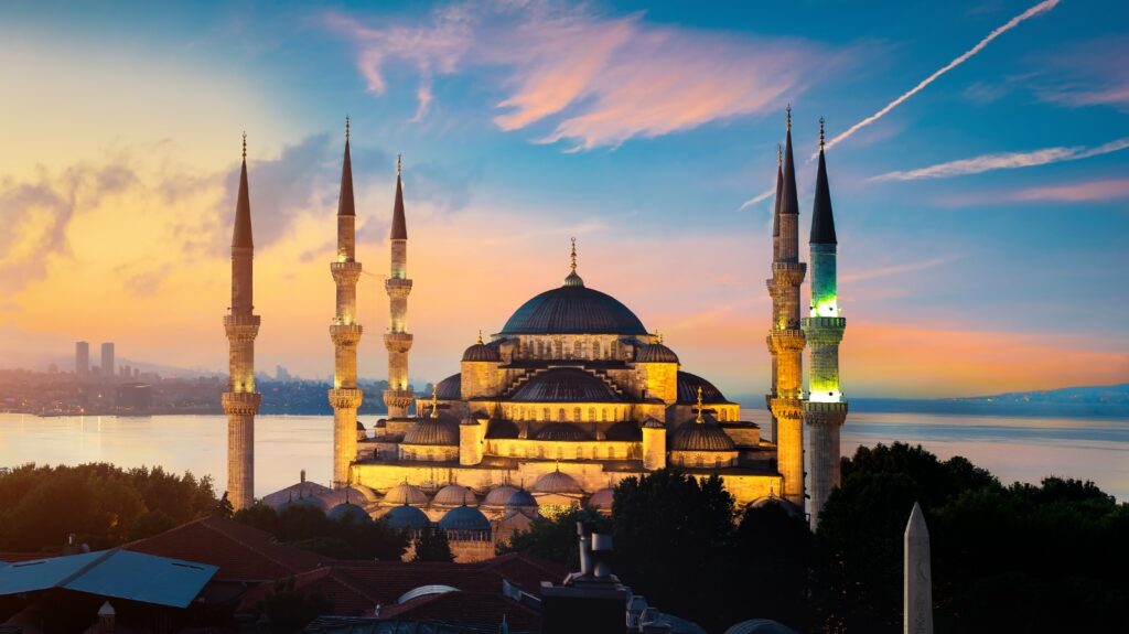 VON 11 AL 15 VON AUGUST

Istanbul ist ohne Zweifel, das Juwel der Türkei. Es ist eine Stadt, die jeden Reisenden, der sie besucht, in ihren Bann zieht. der Geruch von Gewürzen, die Straßen voller Leute, die Tee trinken, Die farbenfrohen Geschäfte und die Hektik des Alltags lassen Sie in die traditionelleren Aspekte der Kultur eintauchen, Deshalb lohnt es sich, die nötige Zeit aufzuwenden, um einen Teil dieses kulturellen Reichtums kennenzulernen..
