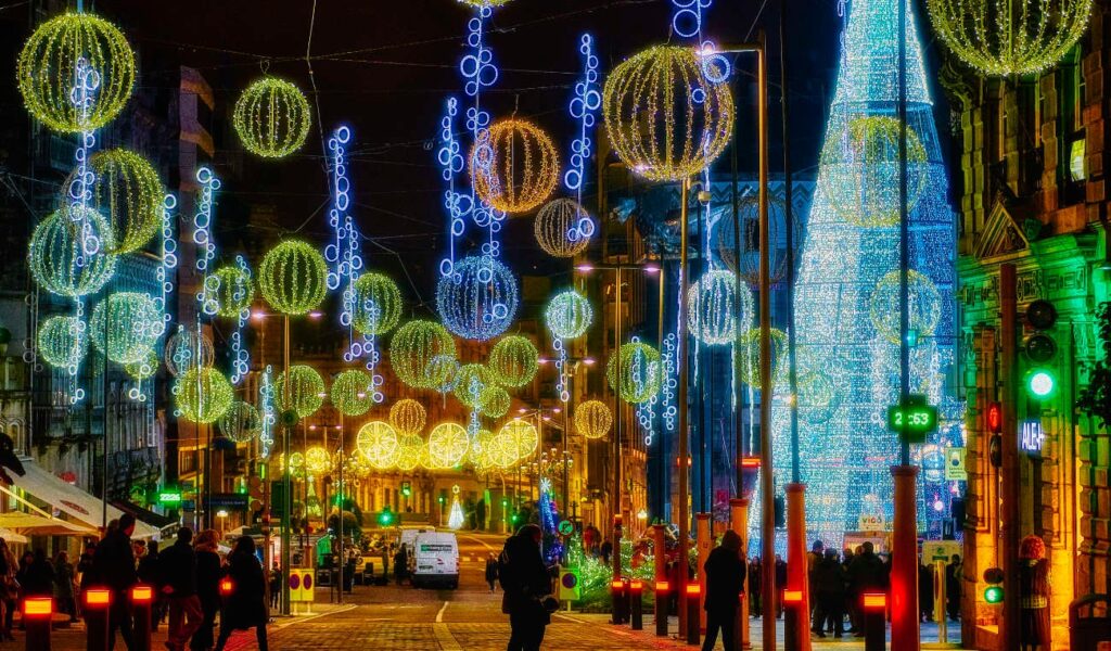 DU 29 DE DÉCEMBRE À 1 DE ENERO

¿QUIEN NO HA OIDO HABLAR DE LAS ESPECTACULARES LUCES DE NAVIDAD DE VIGO?

Cette belle ville de Galice, Il est devenu bien connu ces dernières années et est l'une des principales destinations en Espagne pour les dates de Noël.. Mais Vigo n'est pas seulement des lumières de Noël. C'est la plus grande ville de Galice, au coeur des Rías Baixas. Avec son climat doux, une gastronomie spectaculaire, sa culture et un paysage incroyable, en faire une destination plus qu'intéressante.