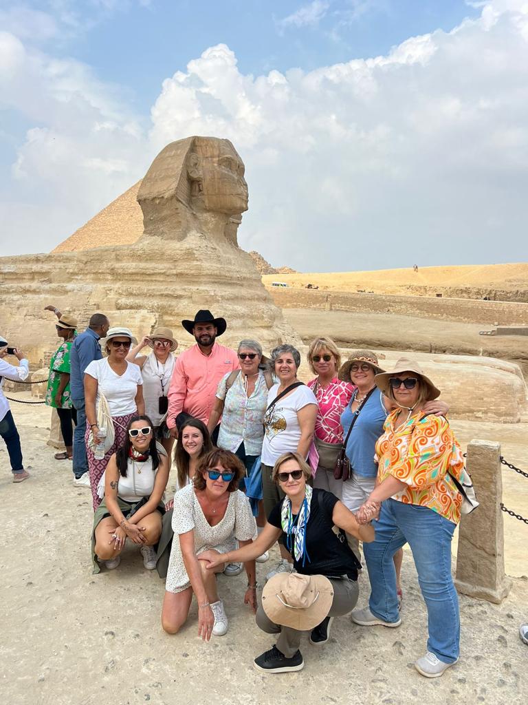 OF 27 FROM NOVEMBER TO 4 DE DICIEMBRE
No has soñado en alguna ocasión con pararte a solas frente a las Pirámides de Giza, sail the waters of the Nile, get lost in the corridors full of hieroglyphics of the temples of Luxor or contemplate a sunrise in Abu Simbel, in front of the huge and eternal statues of Ramses II?
Egypt is one of those destinations that give goosebumps just by being named, and is not for less. Are you ready for an incredible trip?? !We are going!