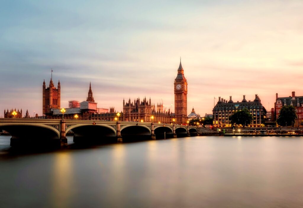 VON 12 AL 15 DE AGOSTO
¡Londres tiene algo que engancha y que a todo el mundo gusta! Es macht Spaß, Kultur, Licht und Farbe. Eine Stadt, die Sie überraschen kann, mit einem endlosen Kultur- und Freizeitangebot, Museen mit unschätzbaren Sammlungen, Straßenmärkte, um sich zu verirren, makellose Grünflächen und Viertel voller Charme