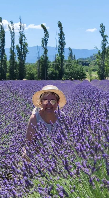 VON 29 VON JUNI BIS 3 DE JULIO
Si buscas un destino con color y aroma, kleine Städte mit Charme und romantischem Flair, Die Provence wird Sie zum Verlieben bringen!
Inspirationsquelle berühmter Maler wie Van Gogh, Die französische Provence duftet nach Lavendel, schöne Städte, Olivenfelder, Provenzalische Märkte voller Farben und handwerklicher Produkte und vieles mehr.