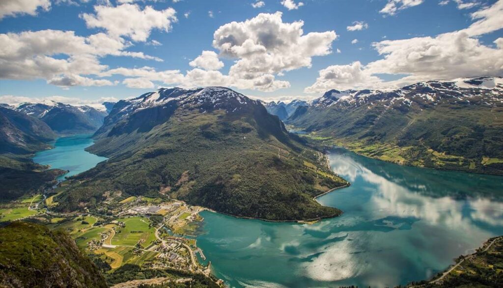 VON 22 AL 27 DE AGOSTO
Paisajes que quitan el hipo, schwindelerregende Aussichtspunkte, Panoramastraßen, charmante Städte, Wasserfälle, Gletscher und vieles mehr. Eine Tour durch die norwegischen Fjorde von Bergen nach Alesund, in die Sie sich verlieben werden!!
