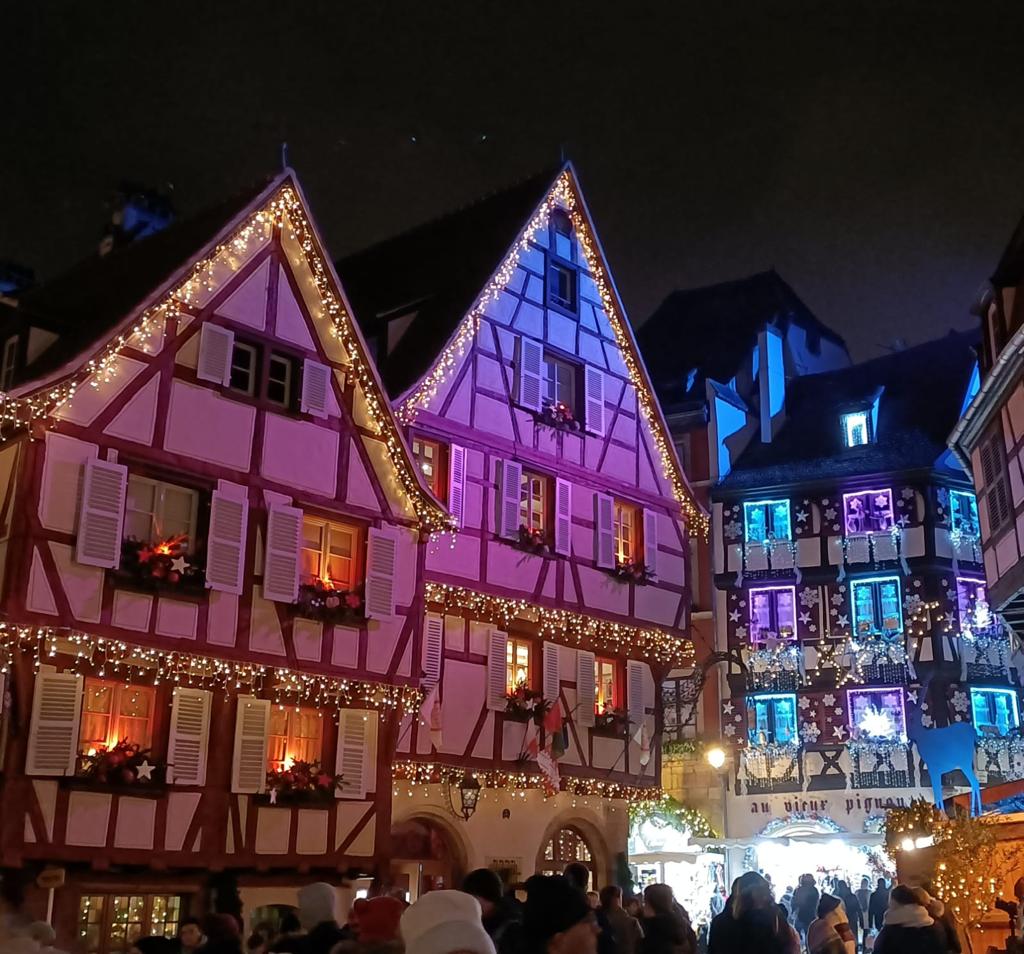 DEL 4 AL 7 DE DICIEMBRE 

Pueblos de cuento que no podrás creer que existen! En diciembre, cuando la magia de la Navidad impregna las calles de esta región de Francia y sus habitantes se vuelcan en la decoración de sus casas casas de intensos colores, las luces y los mercadillos navideños que no te dejarán indiferente.