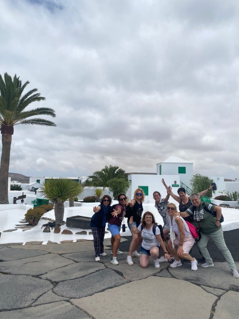 DEL 20 al 24 DE OCTUBRE
Lanzarote es una de las islas más sorprendentes de las Islas Canarias. Sus paisajes, enclaves naturales y riqueza visual, hacen de Lanzarote una isla hipnótica y extraña. Cuando la visitas tienes la sensación en algún momento de estar pisando el suelo de otro planeta.. La isla de los volcanes, el fuego y la lava, es toda ella entera Reserva de la Biosfera por la Unesco, lo sabías?