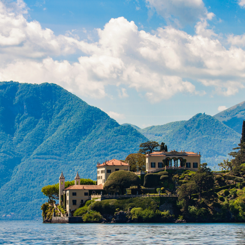 DEL 15 AL 18 DE AGOSTO
Has oído hablar del Lago di Como? El secreto más bello y mejor guardado de Italia.
A los pies de los Alpes, en el norte de Italia, se encuentra uno de los lagos más grandes de Italia, y sin duda, uno de los más bellos lugares que no debes perderte.